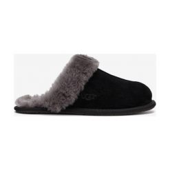 UGG Scuffette II Kapcie Czarny. Czarne kapcie damskie Ugg, ze skóry. Za 445,95 zł.