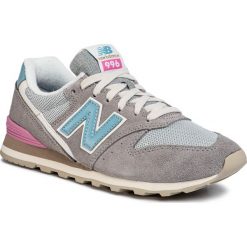 Sneakersy NEW BALANCE - WL996COL Kolorowy Szary. Szare półbuty damskie New Balance, na co dzień, bez wzorów, z zamszu, bez obcasa, na płaskiej podeszwie, bez zapięcia. W wyprzedaży za 279,00 zł.