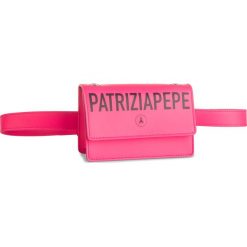 Saszetka nerka PATRIZIA PEPE - 2V8967/A5K9-M358 Fluo Pink. Różowe nerki damskie Patrizia Pepe, bez wzorów, ze skóry ekologicznej, bez dodatków. Za 989,00 zł.