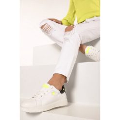 Biało-Limonkowe Buty Sportowe Friend Of Mine. Białe buty sportowe damskie Born2be, bez wzorów, sportowe. W wyprzedaży za 34,99 zł.