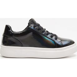 Sneakersy holo - Czarny. Czarne sneakersy damskie Cropp. Za 99,99 zł.