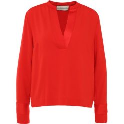 By Malene Birger ALIJARA Bluzka lipstick. Czerwone bluzki damskie marki By Malene Birger, bez wzorów, z poliesteru, bez kołnierzyka, bez rękawów. W wyprzedaży za 359,60 zł.