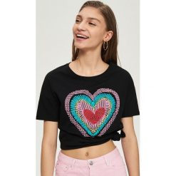 T-shirty damskie: T-shirt z kolorowym sercem – Czarny