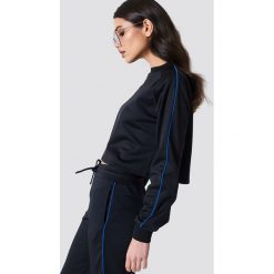 NA-KD Krótka bluza sportowa - Black. Czarne bluzy sportowe damskie marki NA-KD, z poliesteru, z długim rękawem, długie. W wyprzedaży za 70,67 zł.