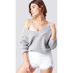 Pamela x NA-KD Sweter V-Neck Knitted - Grey. Szare swetry klasyczne damskie Pamela x NA-KD, z dekoltem na plecach. Za 121,95 zł.