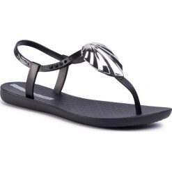 Sandały IPANEMA - Leaf Sandal Fem 82860 Black/Black/Onix 25071. Czarne klapki damskie Ipanema, bez wzorów, z tworzywa sztucznego, bez obcasa. W wyprzedaży za 79,00 zł.