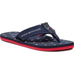 Japonki TOMMY HILFIGER - Mini Flag Footbed Beach Sandal FM0FM01930 Midnight 403. Niebieskie klapki męskie TOMMY HILFIGER, bez wzorów, ze skóry. Za 159,00 zł.