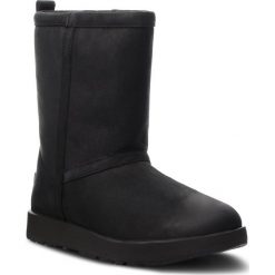 Buty UGG - W Classic Short L Waterproof 1017509 W/Blk. Czarne buty zimowe damskie Ugg, z nubiku. Za 1049,00 zł.