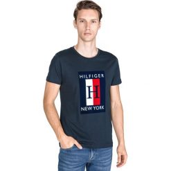 Tommy Hilfiger Koszulka Niebieski. Niebieskie podkoszulki męskie TOMMY HILFIGER, m, z nadrukiem, z bawełny, bez kołnierzyka, krótkie. Za 219,95 zł.