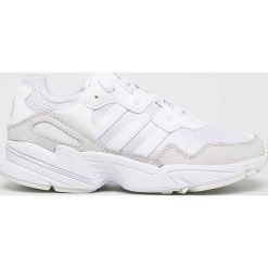 Adidas Originals - Buty Yung-96. Białe buty sportowe damskie adidas Originals, bez wzorów, z materiału, sportowe. W wyprzedaży za 299,90 zł.