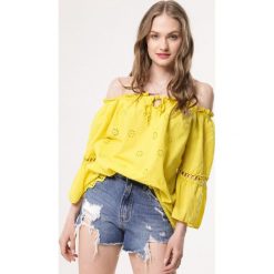 Żółta Bluzka Twists. Żółte bluzki damskie Born2be, s, z aplikacjami, bez kołnierzyka, bez rękawów. Za 69,99 zł.