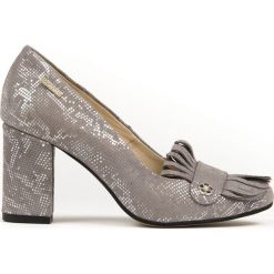 Wężowe czółenka z frędzlami - skóra naturalna - model 043 - kolor szary wąż. Szare czółenka damskie Zapato, na co dzień, bez wzorów, z jeansu, z okrągłym noskiem, bez obcasa, na obcasie. W wyprzedaży za 255,20 zł.