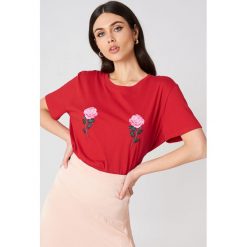 NA-KD T-shirt z haftem w kwiaty - Red. Czerwone t-shirty damskie marki NA-KD, z haftami, z bawełny, z okrągłym kołnierzem. W wyprzedaży za 24,38 zł.