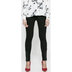 Guess Jeans - Legginsy Ginny. Czarne legginsy damskie marki Guess Jeans, s, z aplikacjami, z elastanu. W wyprzedaży za 199,90 zł.
