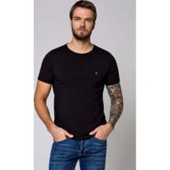 Koszulka Czarna Josh. Czarne koszulki męskie LANCERTO, xxl, bez wzorów, z bawełny, bez kołnierzyka, z krótkim rękawem, krótkie. W wyprzedaży za 79,90 zł.