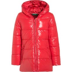 Benetton Płaszcz zimowy red. Czerwone płaszcze dziewczęce Benetton, na zimę, z materiału. W wyprzedaży za 135,20 zł.