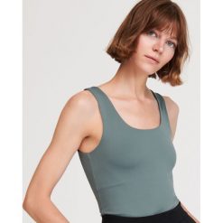 Gładki top basic - Khaki. Brązowe topy damskie Reserved, s, bez wzorów, bez kołnierzyka. Za 39,99 zł.
