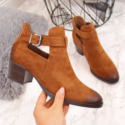 Sztyblety na klamrę zamszowe camel Vinceza - camel. Brązowe botki damskie Vinceza, z zamszu, bez obcasa, na klamry. Za 129,99 zł.