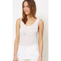 Lniany top "Maeva" w kolorze biało-turkusowym. Niebieskie bluzki damskie Ateliers de la maille Paris, z nadrukiem, ze lnu, bez kołnierzyka. W wyprzedaży za 107,95 zł.