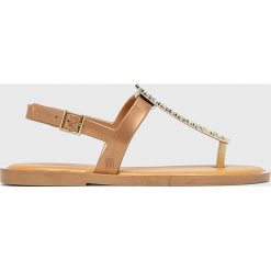 Melissa - Sandały. Żółte klapki damskie Melissa, bez wzorów, z gumy, bez obcasa, na obcasie. W wyprzedaży za 159,90 zł.