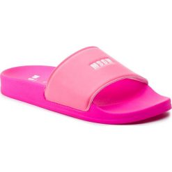 Klapki MSGM - Micro Logo Pool Slide 2642MDS15208 732 15 Różowy. Różowe klapki damskie MSGM, bez wzorów, z tworzywa sztucznego, bez obcasa. W wyprzedaży za 289,00 zł.
