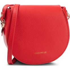 Torebka COCCINELLE - FS5 Alpha E1 FS5 15 03 01 Polish Red R08. Czerwone listonoszki damskie Coccinelle, z aplikacjami, ze skóry, zdobione, bez dodatków. Za 949,00 zł.