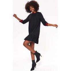 LUŹNA SUKIENKA Z FALBANĄ. Czarne sukienki damskie marki Top Secret, na co dzień, na lato, w paski, z dzianiny, eleganckie, z okrągłym kołnierzem, bez rękawów, proste. W wyprzedaży za 59,99 zł.