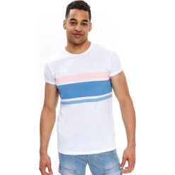 T-SHIRT W PASY. Białe t-shirty męskie Top Secret, na lato, m, w paski, z bawełny, wakacyjne, bez kołnierzyka. W wyprzedaży za 29,99 zł.