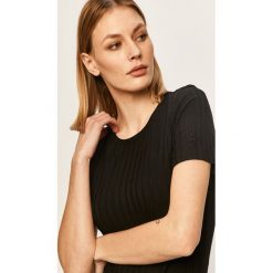 Calvin Klein Jeans - T-shirt. Czarne bluzki damskie Calvin Klein Jeans, s, bez wzorów, z elastanu, casualowe, z okrągłym kołnierzem, z krótkim rękawem. W wyprzedaży za 139,90 zł.