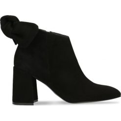 Botki HARUMI. Czarne botki damskie Gino Rossi, ze skóry, eleganckie, bez obcasa, na słupku, bez zapięcia. Za 349,90 zł.