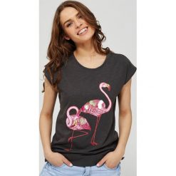 T-shirt z nadrukiem flamingów. Szare bluzki damskie Moodo, s, z nadrukiem, z bawełny, klasyczne, z okrągłym kołnierzem. Za 34,99 zł.