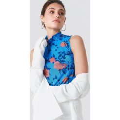 NA-KD Boho Siateczkowy top ze stójką - Blue,Multicolor. Niebieskie topy damskie marki NA-KD Boho, bez wzorów, ze stójką. W wyprzedaży za 48,78 zł.