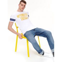 T-SHIRT Z NADRUKIEM. Białe t-shirty męskie Top Secret, na lato, m, w paski, z bawełny, bez kołnierzyka, krótkie. Za 39,99 zł.