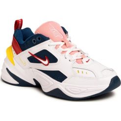 Buty NIKE - M2K Tekno AO3108 402 Blue Force/Summit White. Białe półbuty damskie Nike, bez wzorów, ze skóry, bez obcasa, na płaskiej podeszwie, bez zapięcia. Za 419,00 zł.