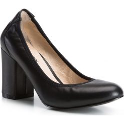 Buty damskie. Brązowe czółenka damskie Wittchen, na imprezę, bez wzorów, ze skóry, bez obcasa. W wyprzedaży za 169,91 zł.