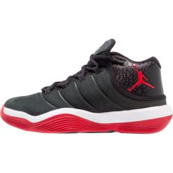 Jordan SUPER FLY 6 Obuwie do koszykówki black/university red/white. Szare buty chłopięce sportowe marki Jordan, z materiału. W wyprzedaży za 391,20 zł.