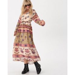 Wzorzysta sukienka maxi z paskiem - Wielobarwny. Szare sukienki damskie House, s, bez wzorów, bez kołnierzyka, bez rękawów, maxi. Za 149,99 zł.