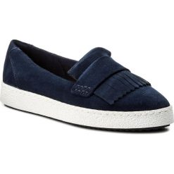 Półbuty CLARKS - Lillia Lottie 261308344 Navy Suede. Niebieskie półbuty damskie Clarks, na co dzień, bez wzorów, z zamszu, bez obcasa, na płaskiej podeszwie, bez zapięcia. W wyprzedaży za 249,00 zł.