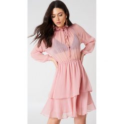 NA-KD Boho Sukienka z marszczoną stójką - Pink. Różowe sukienki damskie marki NA-KD Boho, bez wzorów, z poliesteru, boho, ze stójką, z długim rękawem, długie, maxi. W wyprzedaży za 80,97 zł.