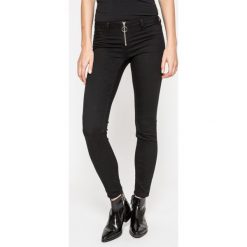 Tally Weijl - Jeansy Paris. Czarne jeansy damskie rurki marki TALLY WEIJL, z obniżonym stanem. W wyprzedaży za 99,90 zł.