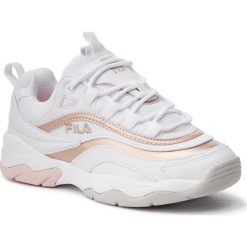 Sneakersy FILA - Ray F Low Wmn 1010613.03B White/Spanish Villa. Białe sneakersy damskie Fila, na co dzień, bez wzorów, ze skóry ekologicznej, bez obcasa, na płaskiej podeszwie, bez zapięcia. Za 429,00 zł.