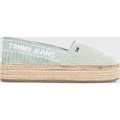Tommy Jeans - Espadryle. Niebieskie espadryle damskie Tommy Jeans, bez wzorów, z jeansu, bez obcasa, na platformie. W wyprzedaży za 219,90 zł.