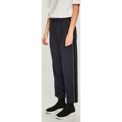 Tommy Hilfiger - Spodnie Tommy Icons. Niebieskie spodnie damskie TOMMY HILFIGER, z haftami, z elastanu. W wyprzedaży za 269,90 zł.