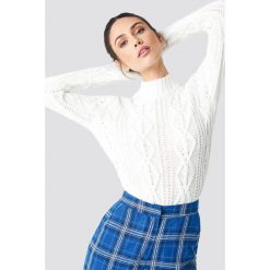 NA-KD Sweter z warkoczowym splotem - White. Białe swetry klasyczne damskie marki NA-KD, z dzianiny, z okrągłym kołnierzem. Za 161,95 zł.