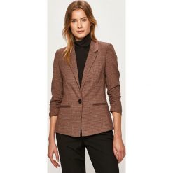 Vero Moda - Żakiet. Pomarańczowe marynarki damskie Vero Moda, bez wzorów, z elastanu. W wyprzedaży za 129,90 zł.