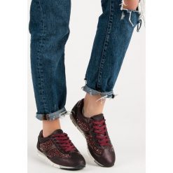 BUTY SPORTOWE Z KRYSZTAŁKAMI. Niebieskie buty sportowe damskie marki KYLIE, bez wzorów, bez zapięcia. Za 53,00 zł.