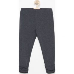 Legginsy 3/4 - Szary. Szare legginsy dziewczęce Reserved. W wyprzedaży za 9,99 zł.
