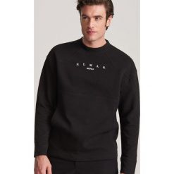 Bluza z wyszywanym napisem - Czarny. Czarne bluzy męskie Reserved, xl, z napisami. Za 109,99 zł.