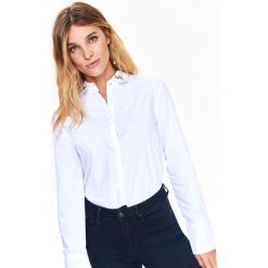 BAWEŁNIANA KOSZULA OVERSIZE Z APLIKACJĄ. Białe koszule body marki Top Secret, na zimę, z aplikacjami, z bawełny, klasyczne, z klasycznym kołnierzykiem. W wyprzedaży za 29,99 zł.