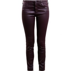 Jeansy damskie: AG Jeans THE LEATHERETTE Spodnie materiałowe deep currant